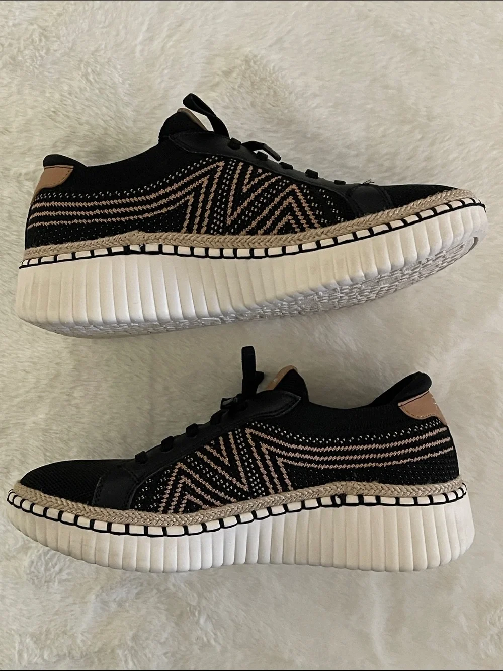 Skechers Ladies Black & Tan Patterned Knit Sneaker SZ 8.5